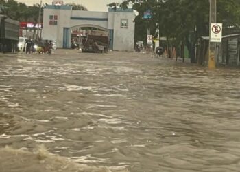 Inundación por lluvias impidió el tránsito por calle principal de Villa Vásquez