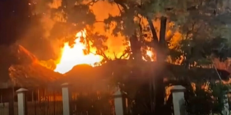 Desconocidos incendian instalaciones del restaurante «Las Dunas» en Baní