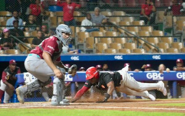 Licey blanquea a Toros sin hits; Gigantes remontan ante Leones