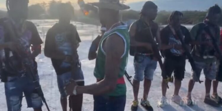 HAITI: Líder pandillero desafía; exhibe armas en medio tensión