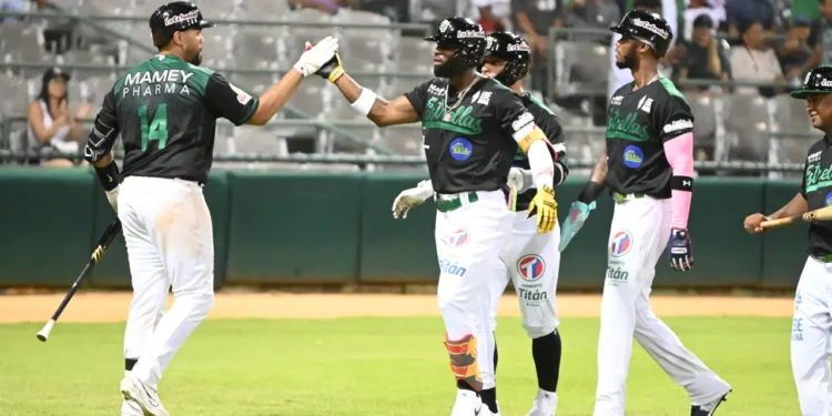 Liga dominicana de béisbol continúa con tres partidos
