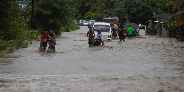 Lluvias dañan 105 viviendas; 30 zonas incomunicadas en la RD
