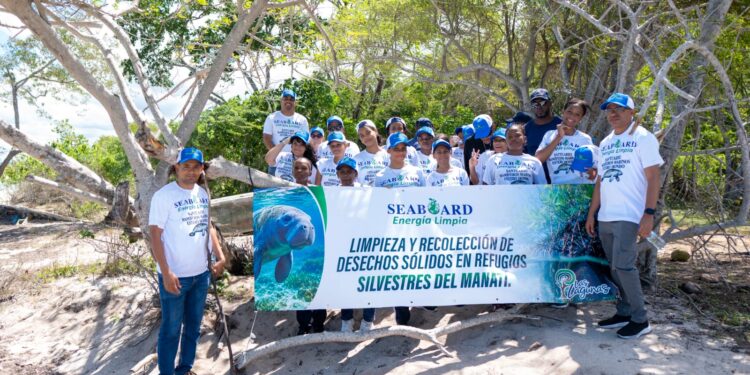 Empresa Seaboard realiza un operativo de recogida de desechos sólidos en el Santuario de Mamíferos Marinos de Manatí Puerto Plata