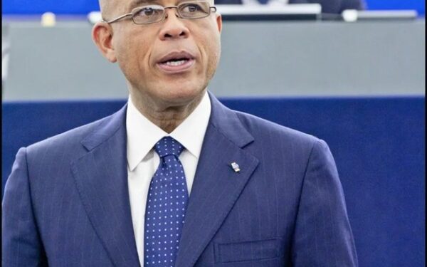 Michel Martelly se registra como candidato presidencial en Haití