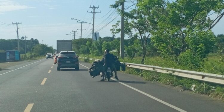 Motoristas y conductores cometen a diario acciones imprudentes y peligrosas en las vías de Puerto Plata
