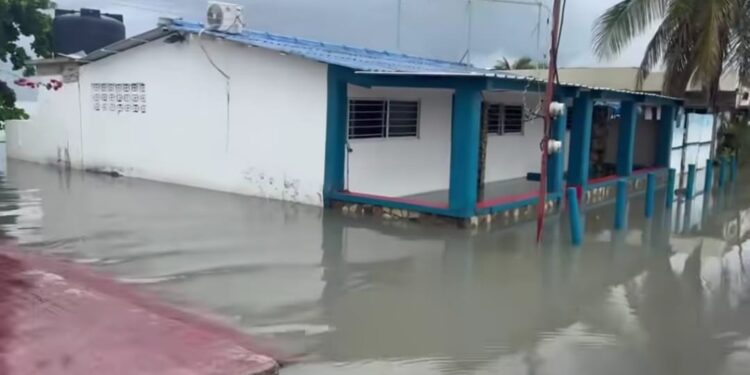 Fuentes oleajes afecta costa turística de Montecristi