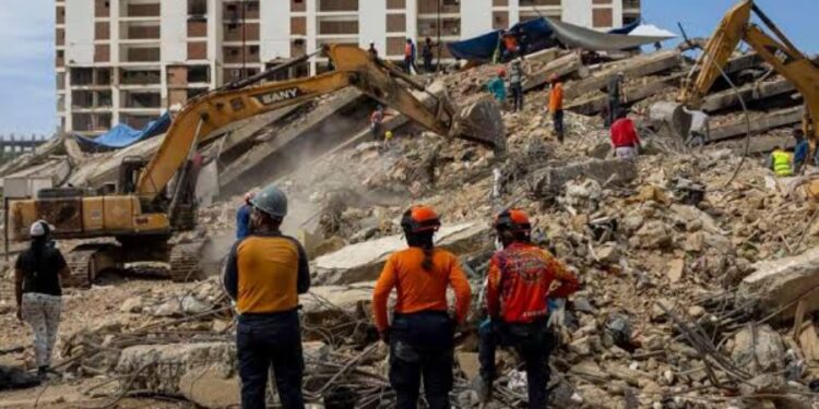 Derrumbes de edificios y graves daños por sismo 7.7 en Panamá