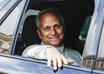 León XIV sale del Hospital para regresar al Vaticano tras recibir el alta