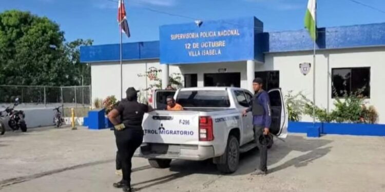 Detienen a dos acusados de herir a una mujer durante una riña en Villa Isabela