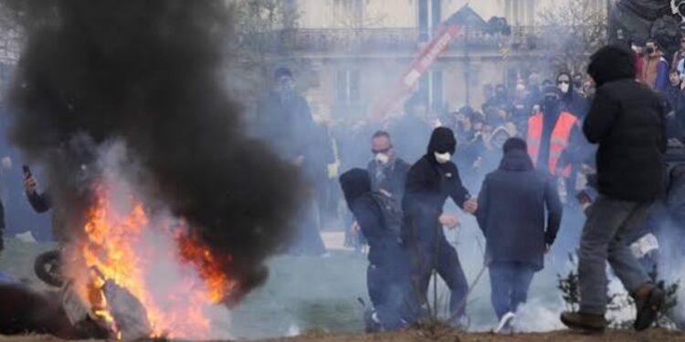 Protestas en Francia crecen y dejan violentos enfrentamientos