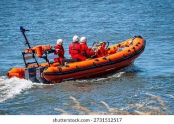 Hallan tres cuerpos y rescatan a 50 personas tras bote zozobrar en canal de la Mona