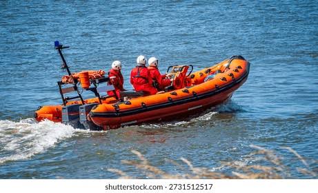 Hallan tres cuerpos y rescatan a 50 personas tras bote zozobrar en canal de la Mona