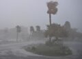 El huracán Isaias toca tierra en Florida con vientos 145 km/h