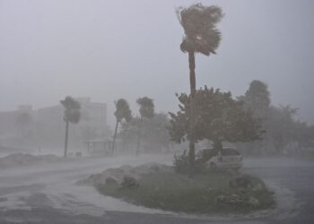 El huracán Isaias toca tierra en Florida con vientos 145 km/h