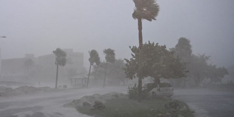 El huracán Isaias toca tierra en Florida con vientos 145 km/h